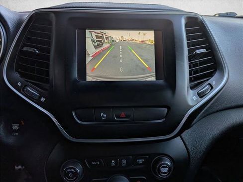 Used 2019 Jeep Cherokee Latitude Plus w/ Comfort/Convenience Group image 13