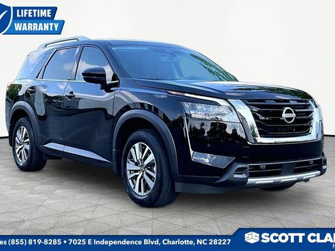Used 2025 Nissan Pathfinder SL FWD image 1