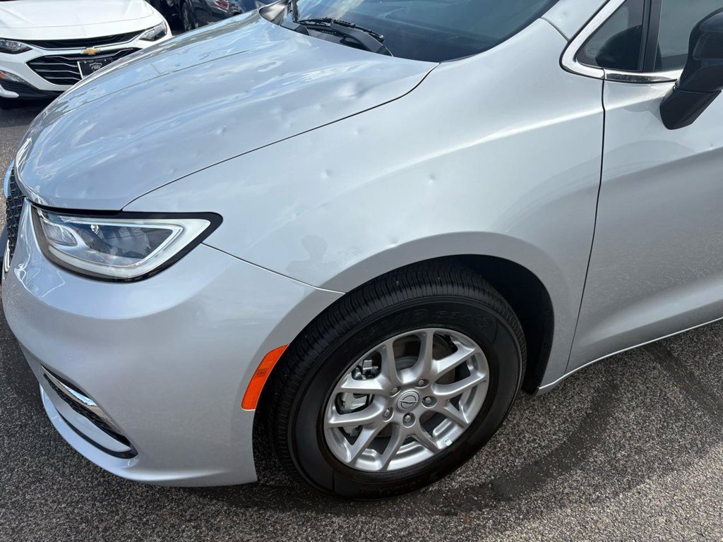Used 2026 Chrysler Pacifica Select FWD image 12