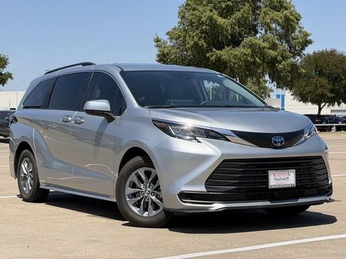 Used 2022 Toyota Sienna LE FWD image 2