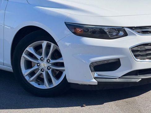 Used 2018 Chevrolet Malibu LT FWD image 2