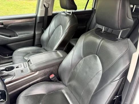 Used 2021 Toyota Highlander Limited AWD/4WD image 10