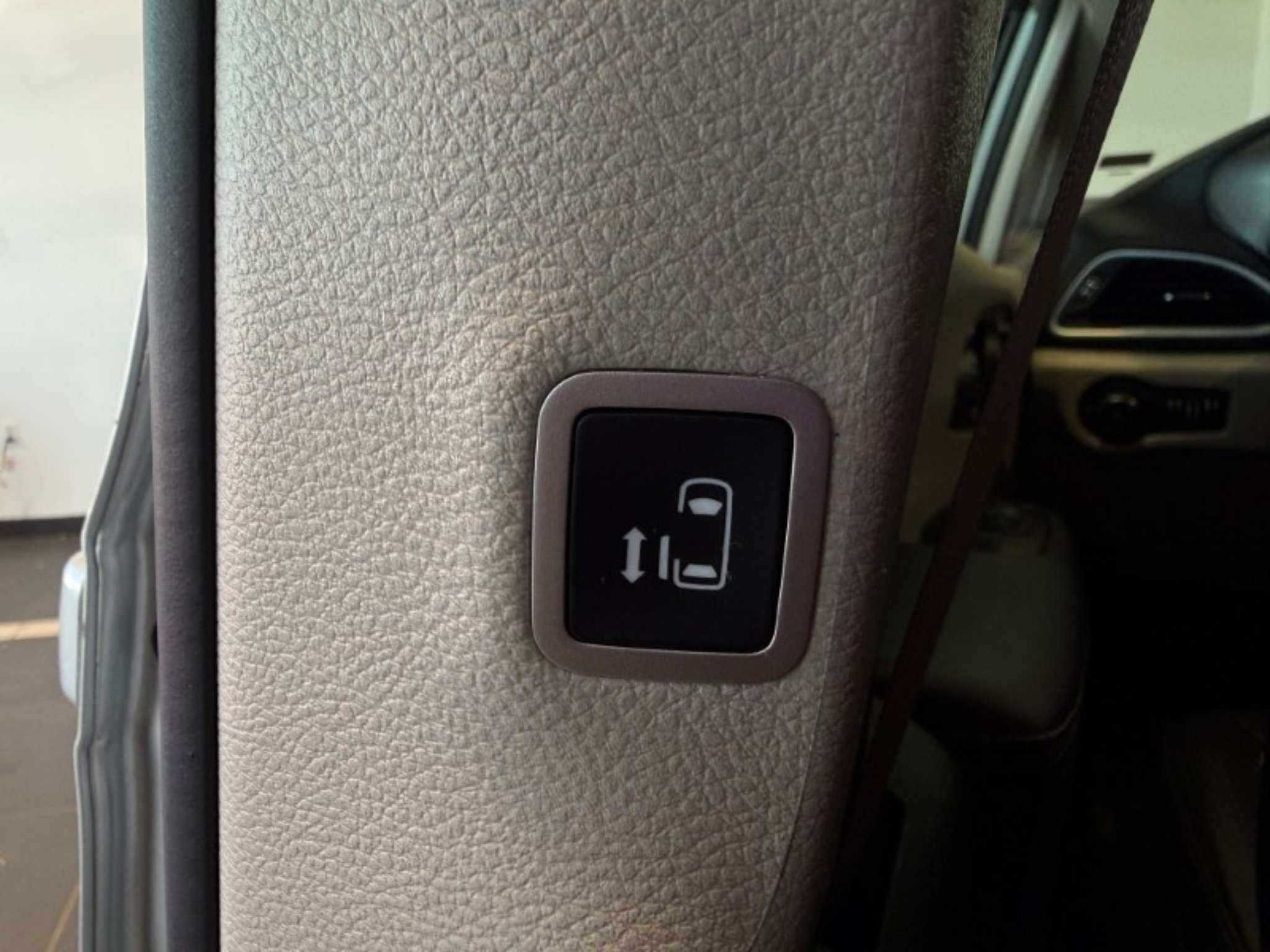 Used 2024 Chrysler Pacifica Touring-L FWD image 41