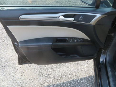 Used 2017 Ford Fusion SE w/ Fusion SE Technology Package FWD image 11
