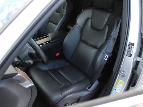 Used 2019 Volvo XC60 T5 Momentum w/ Multimedia Package AWD/4WD image 3