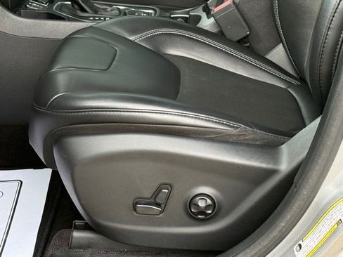 Used 2019 Jeep Cherokee Latitude Plus image 14