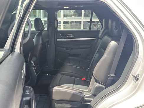Used 2018 Ford Explorer XLT w/ Equipment Group 202A AWD/4WD image 11
