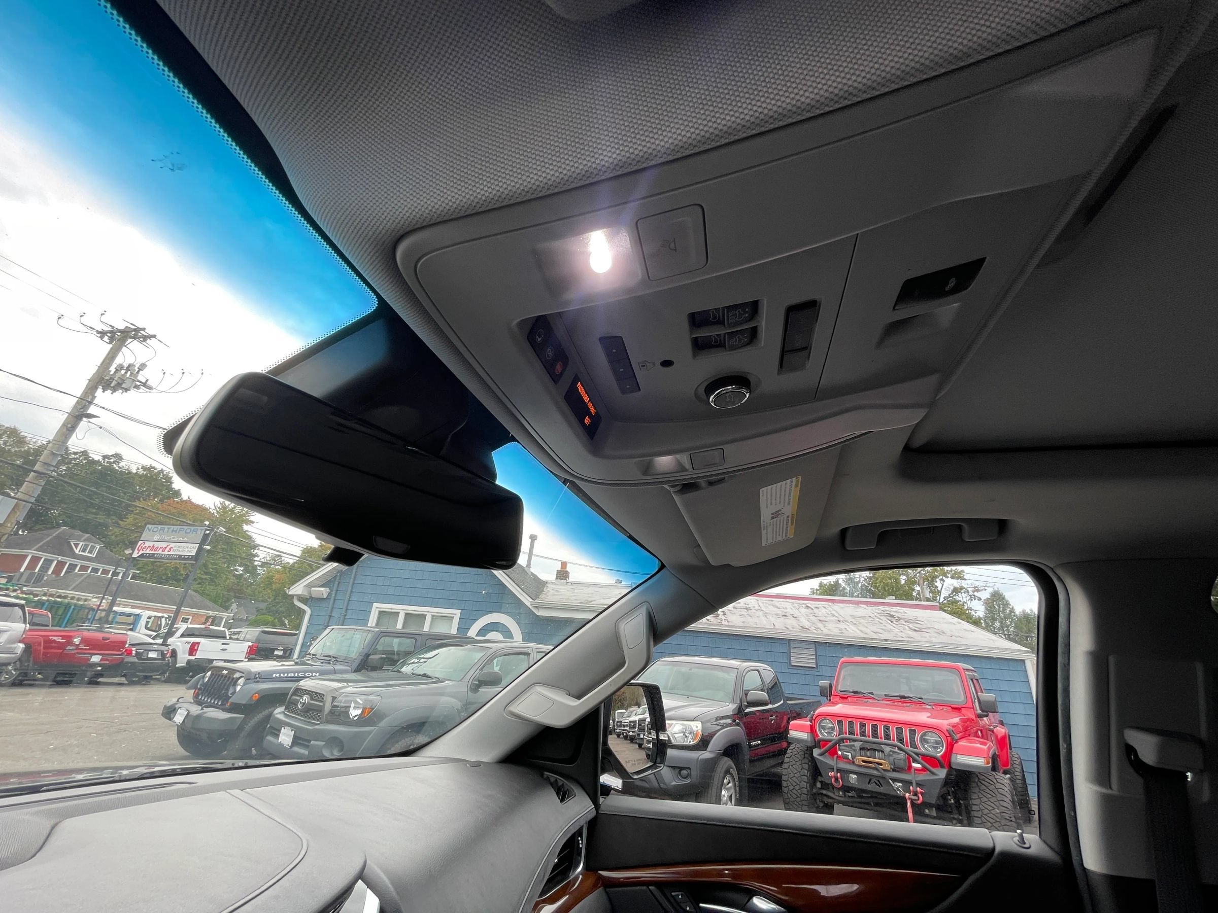 Used 2018 Cadillac Escalade Luxury AWD/4WD image 16