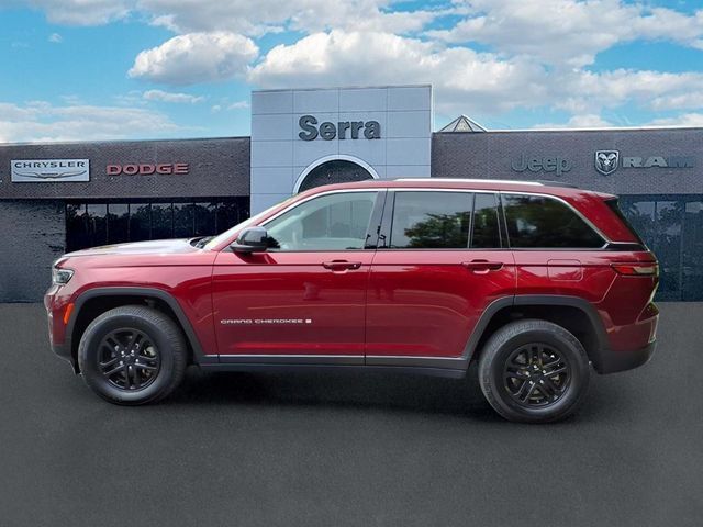 Used 2023 Jeep Grand Cherokee Laredo w/ Luxury Tech Group I AWD/4WD image 4
