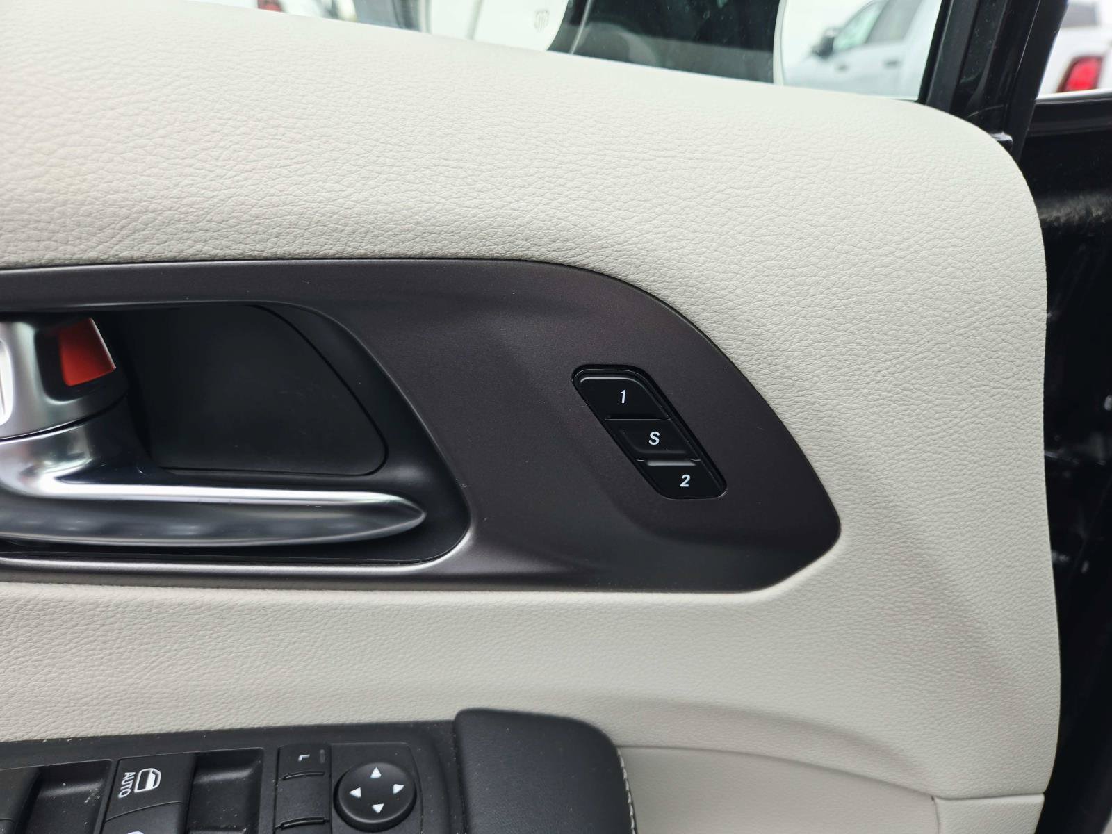 Used 2024 Chrysler Pacifica Touring-L FWD image 41