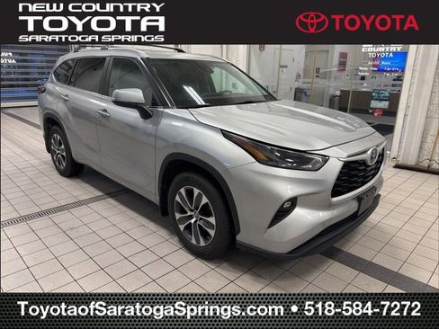 Used 2024 Toyota Highlander XLE image 1