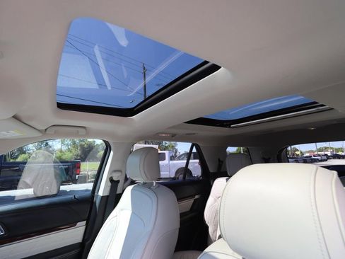 Used 2017 Ford Explorer Platinum image 4