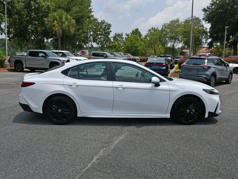 Used 2025 Toyota Camry SE FWD image 5