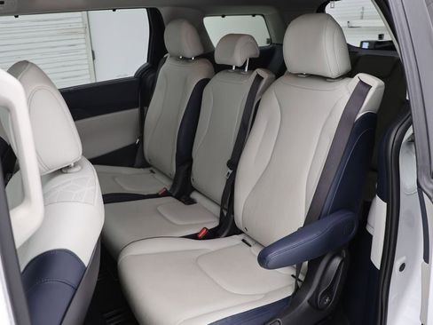 Used 2025 Kia Carnival EX FWD image 12