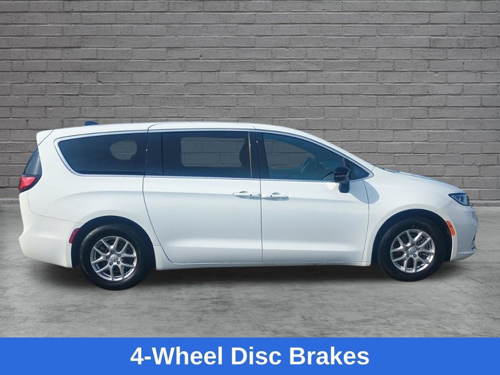 Used 2025 Chrysler Pacifica Select FWD image 9