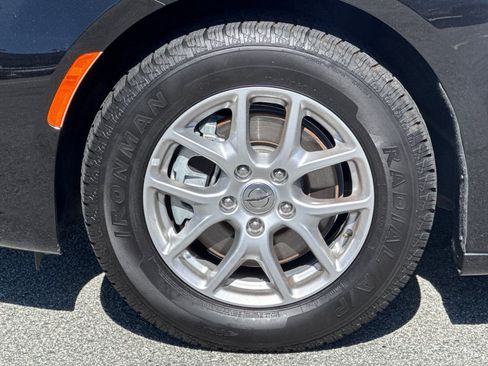 Used 2023 Chrysler Pacifica Touring-L FWD image 25