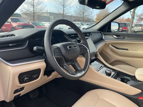 Used 2024 Jeep Grand Cherokee Limited image 10