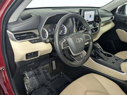 Used 2023 Toyota Highlander XLE FWD image 8