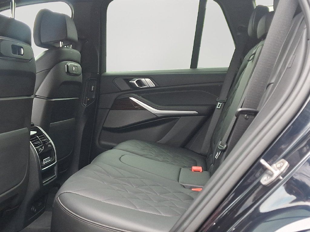 Used 2024 BMW X5 xDrive40i w/ M Sport Package AWD/4WD image 8