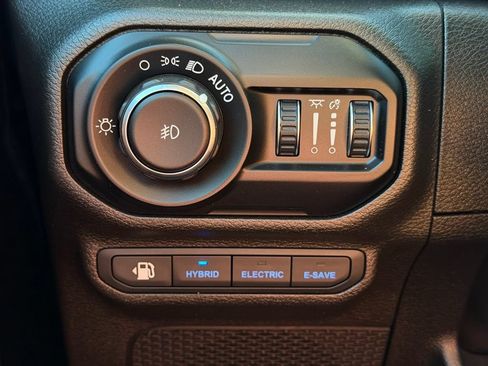 Used 2022 Jeep Wrangler Unlimited Sahara AWD/4WD image 25