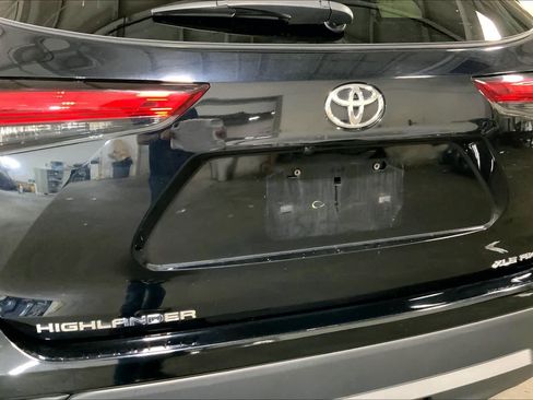 Used 2022 Toyota Highlander XLE AWD/4WD image 31