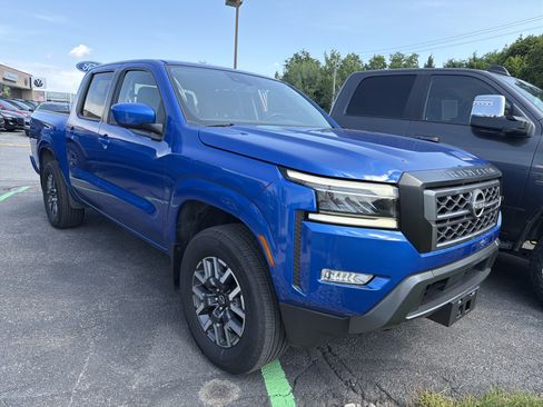 Used 2024 Nissan Frontier SL AWD/4WD image 2