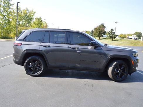 Used 2023 Jeep Grand Cherokee Altitude image 4