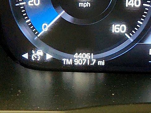 Used 2021 Volvo XC90 T6 Momentum AWD/4WD image 16