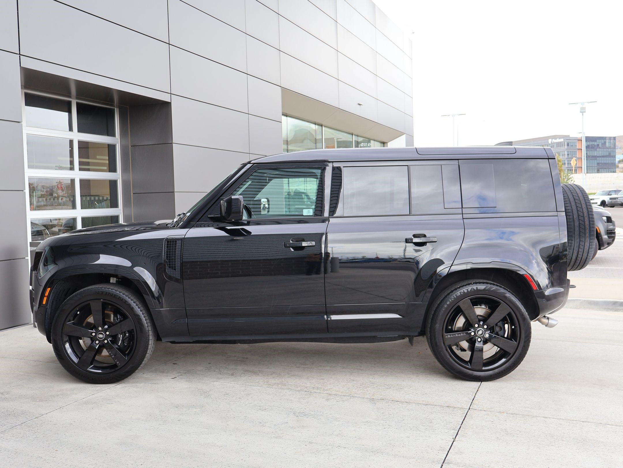 Used 2025 Land Rover Defender 110 V8 AWD/4WD image 11