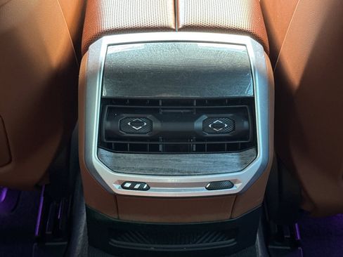 Certified 2024 BMW i7 xDrive60 w/ Premium Package AWD/4WD image 16