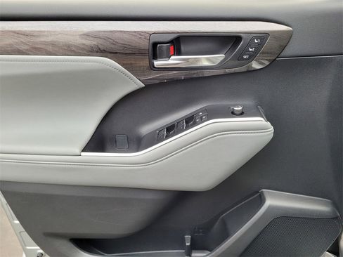 Used 2024 Toyota Highlander Platinum image 23