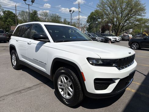 Used 2022 Jeep Grand Cherokee Laredo w/ Luxury Tech Group I AWD/4WD image 2
