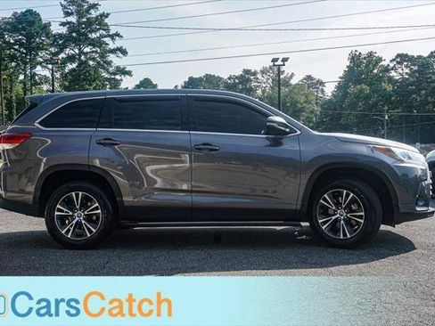 Used 2019 Toyota Highlander LE FWD image 2