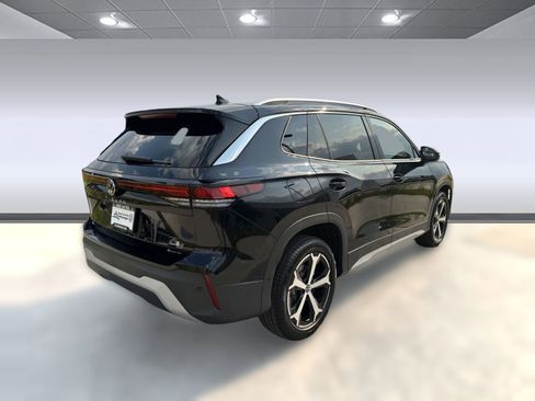 Certified 2025 Volkswagen Tiguan SE image 8