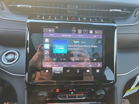 New 2025 Jeep Grand Cherokee Altitude image 5