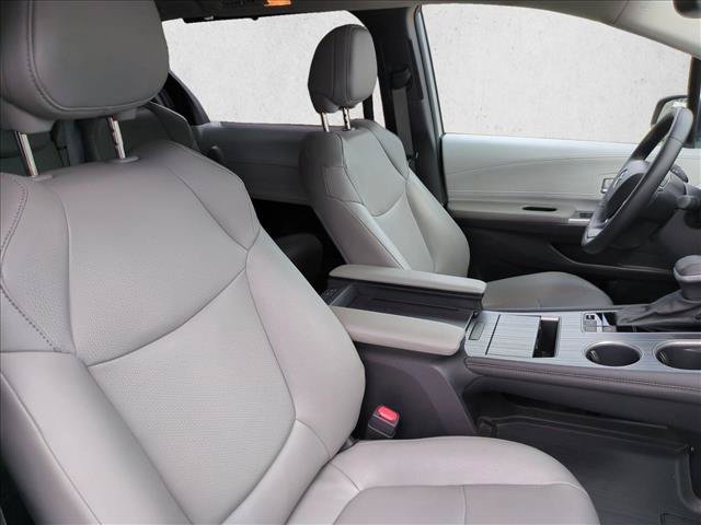 Used 2025 Toyota Sienna XLE FWD image 21