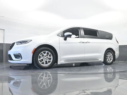 Used 2023 Chrysler Pacifica Touring-L image 58