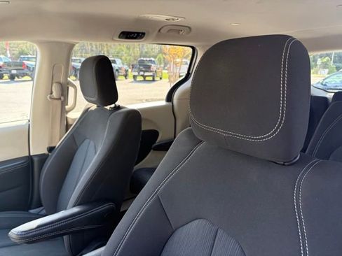 Used 2022 Chrysler Voyager LX image 13