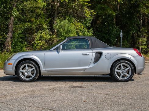 Used 2002 Toyota MR2 RWD image 9