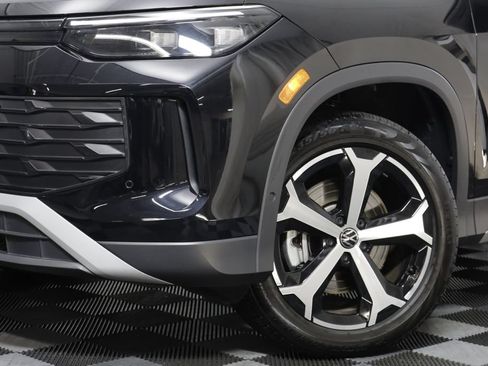 Used 2025 Volkswagen Tiguan SE w/ Panoramic Sunroof Package AWD/4WD image 3