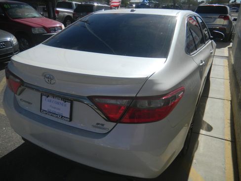 Used 2016 Toyota Camry SE image 5