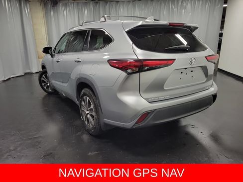 Used 2020 Toyota Highlander XLE AWD/4WD image 6