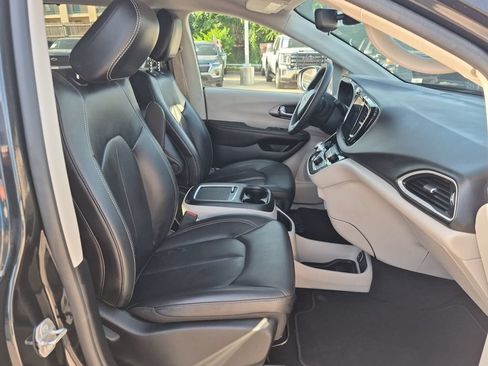 Used 2023 Chrysler Pacifica Touring-L FWD image 24
