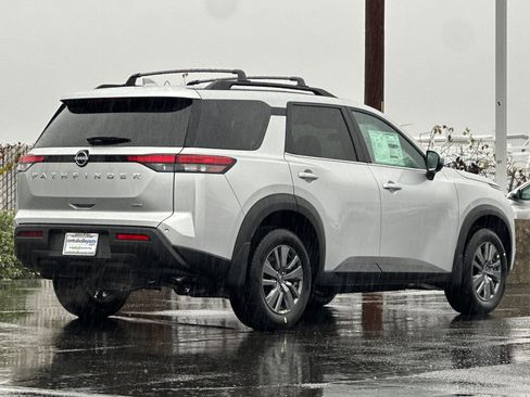 New 2025 Nissan Pathfinder SV image 4