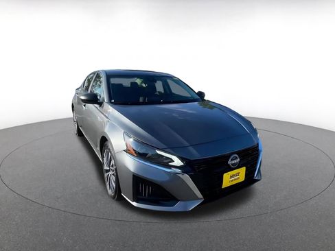 Used 2025 Nissan Altima 2.5 SV FWD image 3