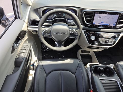 Used 2024 Chrysler Pacifica Touring-L FWD image 26