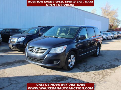 Used 2009 Volkswagen Routan SE image 1