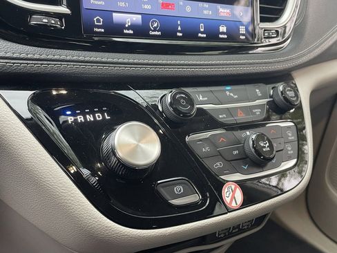 Used 2024 Chrysler Pacifica Select image 6