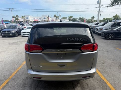 Used 2021 Chrysler Voyager Lxi FWD image 5