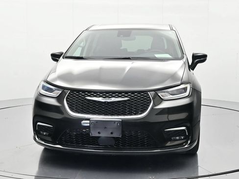 Used 2023 Chrysler Pacifica Touring-L FWD image 2